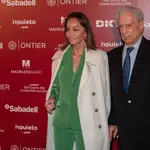Mario Vargas Llosa e Isabel Preysler llegan al Teatro Real para asistir a la entrega del premio 'Madrileño del año 2022'.