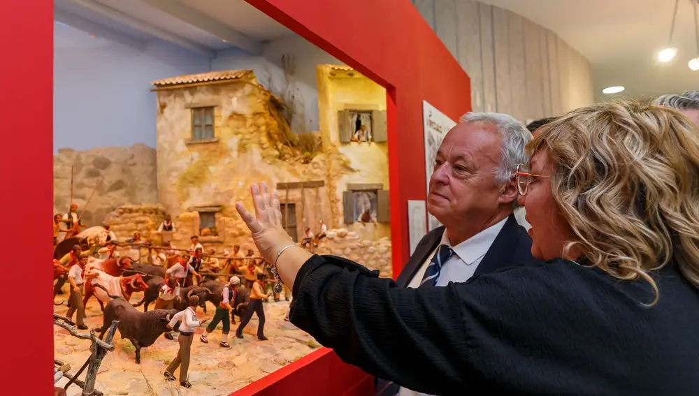 El consejero de Cultura, Turismo y Deporte, Gonzalo Santonja; participa en la presentación del 60 Congreso Nacional Belenista y Ruta de los belenes monumentales en Cuéllar