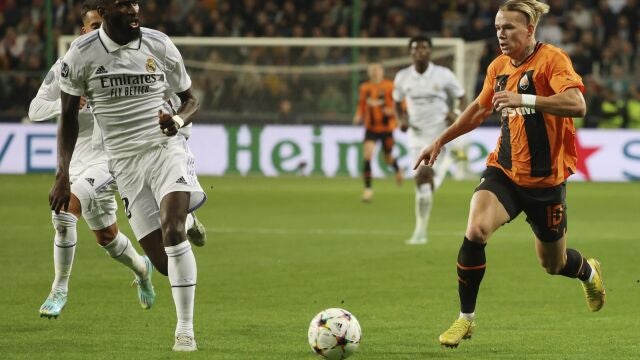 Mykhaylo Mudryk, del Shakhtar y Rüdiger, del Real Madrid, en el partido de la Champions