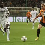 Mykhaylo Mudryk, del Shakhtar y Rüdiger, del Real Madrid, en el partido de la Champions