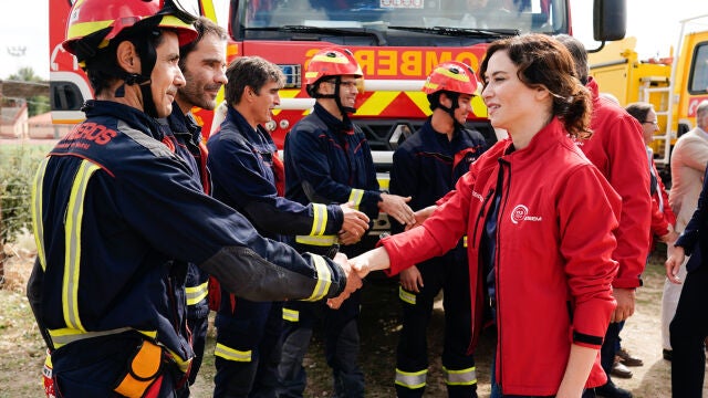 La presidenta de la Comunidad de Madrid, Isabel Díaz Ayuso, visita la Base de la Brigada Helitransportada de Valdemorillo