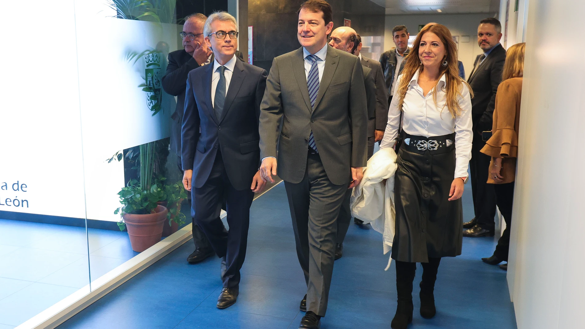 Alfonso Fernández Mañueco (c), el presidente del Grupo Novartis en España, Jesús Ponce (i), y Victoria Manjón, alcaldesa de Castellanos de Moriscos que acogerá la planta más moderna de Europa en medicamentos contra el cáncer