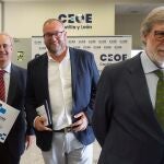 El presidente de CEOE Castilla y León, Santiago Aparicio; el presidente de la Comisión de Comercio, Julio Casado, y el decano de la Facultad de Comercio de la Universidad de Valladolid, José A. Salvador Insúa, antes de presentar el informe
