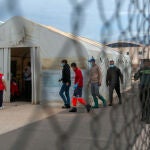 Los 17 varones de origen magrebí, entre los que podría haber dos menores, son acompañados a los servicios de Cruz Roja