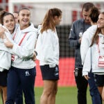 Las jugadoras de la selección española femenina de fútbol en El Sadar antes del encuentro amistoso ante la selección de Estados Unidos
