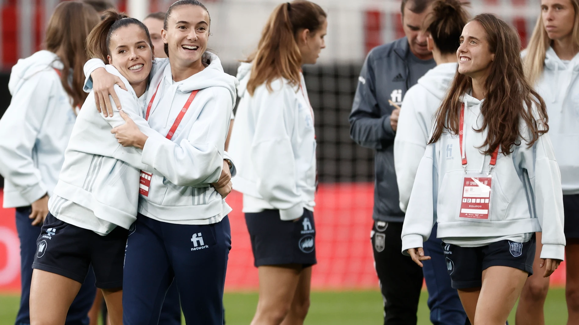 Las jugadoras de la selección española femenina de fútbol en El Sadar antes del encuentro amistoso ante la selección de Estados Unidos