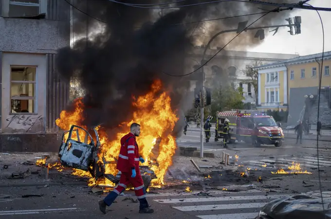 Los misiles rusos despiertan a Kyiv de su “falsa normalidad” bajo la guerra
