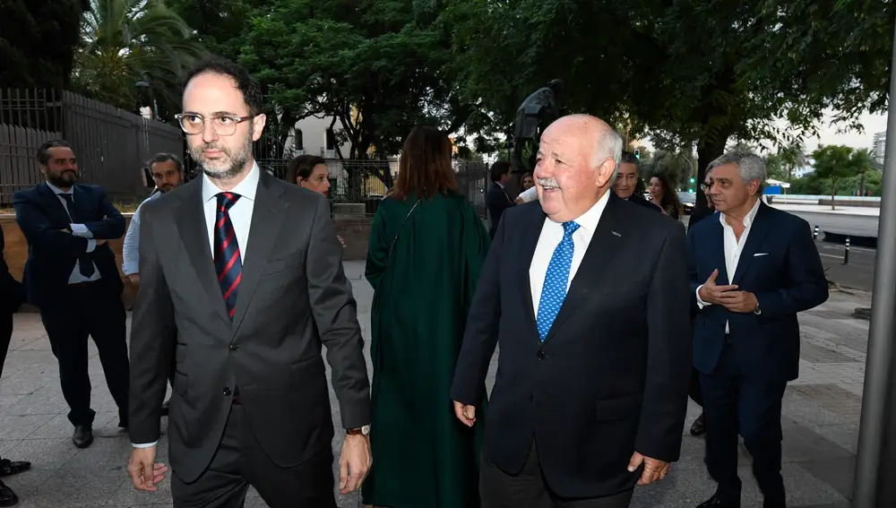 El delegado de LA RAZÓN en Andalucía, Pepe Lugo, junto al presidente del Parlamento de Andalucía, Jesús Aguirre