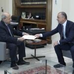 El presidente libanés, Michel Aoun, recibe el acuerdo marítimo con Israel de manos del ex primer ministro Elias Bou Saab