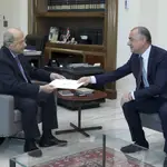 El presidente libanés, Michel Aoun, recibe el acuerdo marítimo con Israel de manos del ex primer ministro Elias Bou Saab