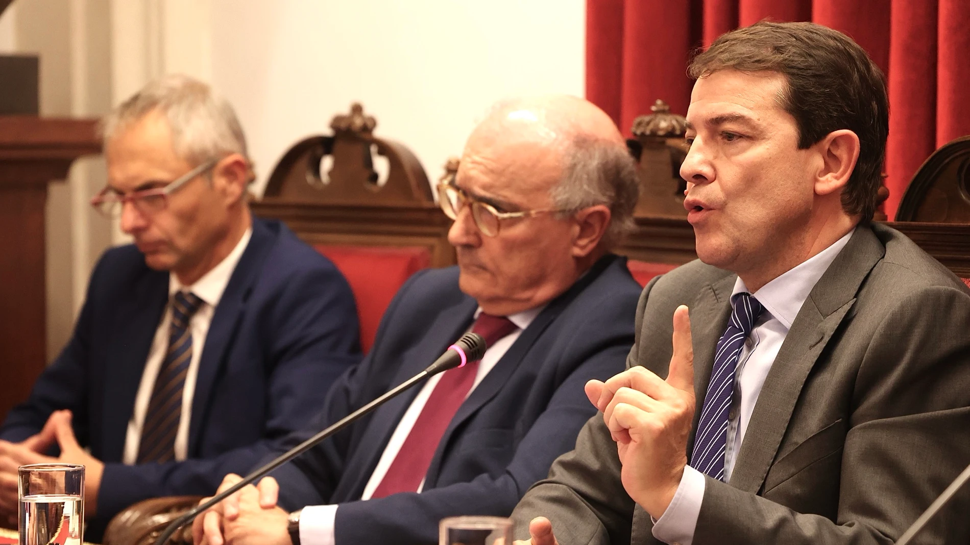 El presidente de la Junta de Castilla y León, Alfonso Fernández Mañueco, interviene en la presentación del libro "Ley Perpetua de Ávila", organizado por la Real Academia de Ciencias Morales y Políticas