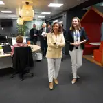 La consejera de Movilidad y Transformación Digital, María González Corral, visita el laboratorio de ciberseguridad de Orange