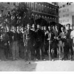 Partida de falangistas armados en el patio de la Academia de Caballería de Valladolid