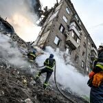 Los servicios de rescate ucranianos buscan a supervivientes en un edificio alcanzado por un misil ruso en Zaporiyia