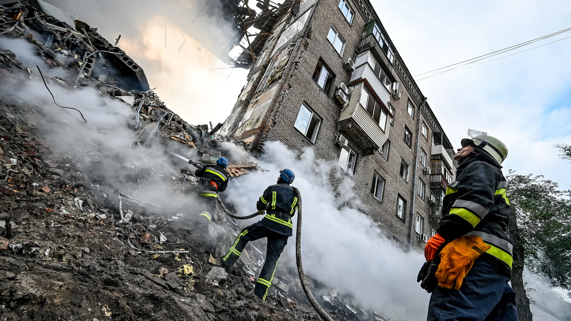 Los servicios de rescate ucranianos buscan a supervivientes en un edificio alcanzado por un misil ruso en Zaporiyia