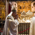 El arzobispo de Granada, Francisco Martínez, durante la celebración de un acto religioso este miércoles en la Capilla Real de Granada. EFE/Miguel Ángel Molina