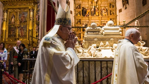 El arzobispo de Granada, Francisco Martínez, durante la celebración de un acto religioso este miércoles en la Capilla Real de Granada. EFE/Miguel Ángel Molina