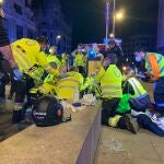 Accidente de moto en Gran Vía con Alcalá. Motorista de 35 años muy grave tras sufrir una caída.
