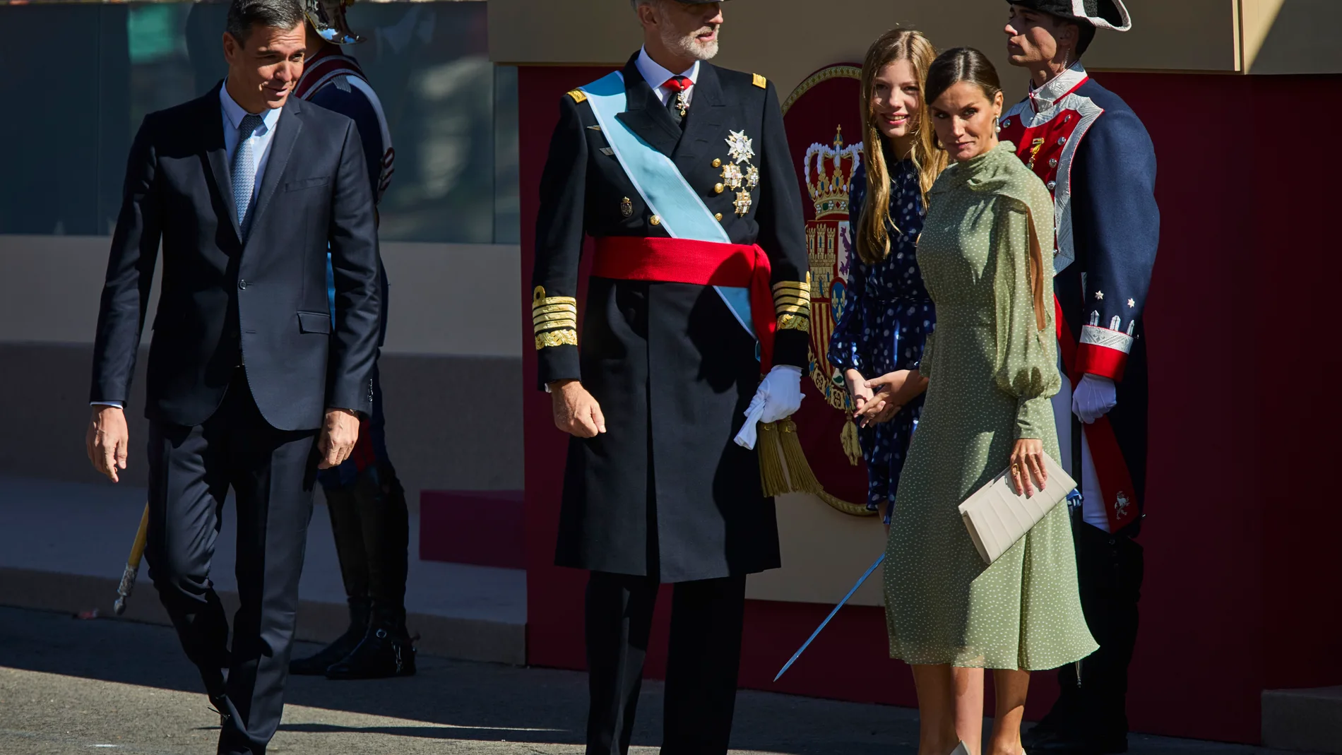 El rey Felipe VI preside el desfile del Día de la Fiesta Nacional, este miércoles, en Madrid, acompañado por la reina Letizia, la infanta Sofía y el presidente del Gobierno, Pedro Sánchez