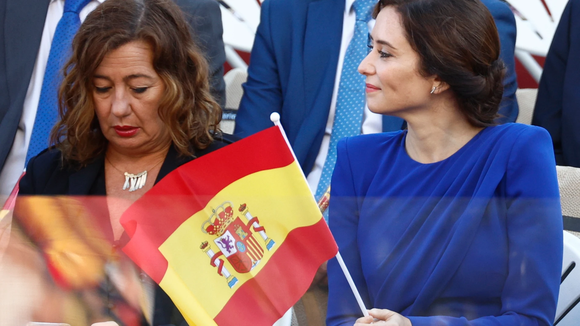 MADRID, 12/10/2022.- Las presidentas autonómicas de Baleares, Francina Armengol (i), y de Madrid, Isabel Díaz Ayuso, asisten al desfile del Día de la Fiesta Nacional, este miércoles, en Madrid. EFE/ Rodrigo Jiménez