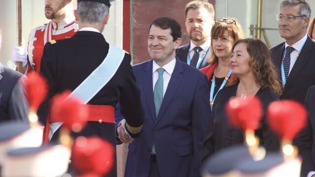 El presidente de la Junta, Alfonso Fernández Mañueco, saluda al Rey Felipe VI en el acto solemne de homenaje a la Bandera y desfile militar