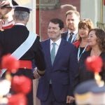 El presidente de la Junta, Alfonso Fernández Mañueco, saluda al Rey Felipe VI en el acto solemne de homenaje a la Bandera y desfile militar