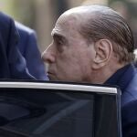 El ex primer ministro italiano Silvio Berlusconi llega al Senado para recoger su acta