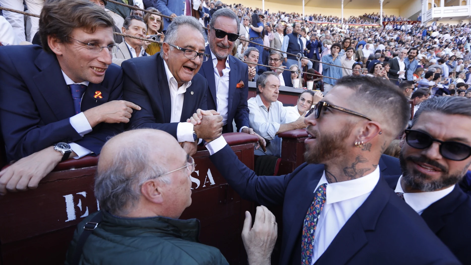 Corrida de La Hispanidad en las Ventas. El alcalde de Madrid, Martínez-Almeida saluda a Sergio Ramos