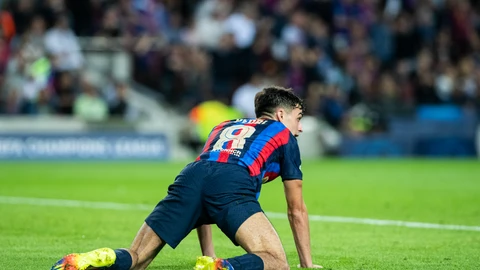 Pedri, en el suelo durante el partido contra el Inter