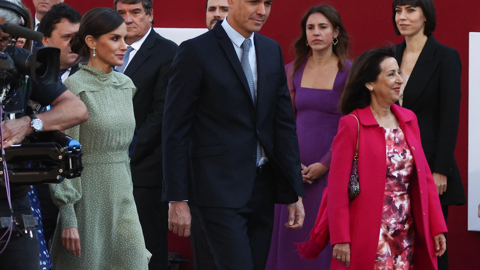 La Reina Letizia; el presidente del Gobierno, Pedro Sánchez y la ministra de Defensa, Margarita Robles, durante el acto solemne de homenaje a la bandera nacional y desfile militar en el Día de la Hispanidad, a 12 de octubre de 2022, en Madrid (España).