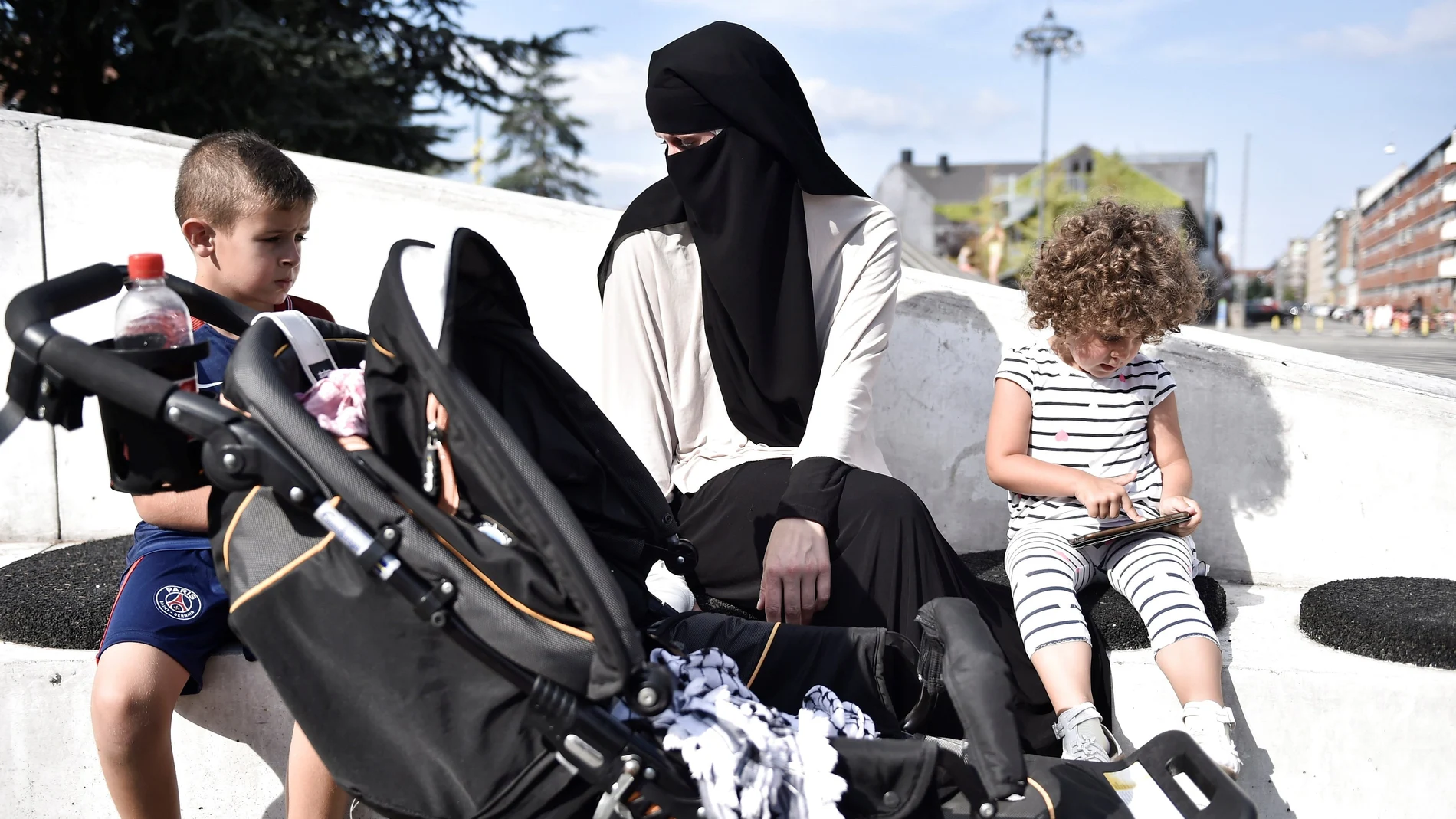 Una mujer cubierta protesta contra la prohibición del burka y el nikab, en Copenague (Dinamarca)