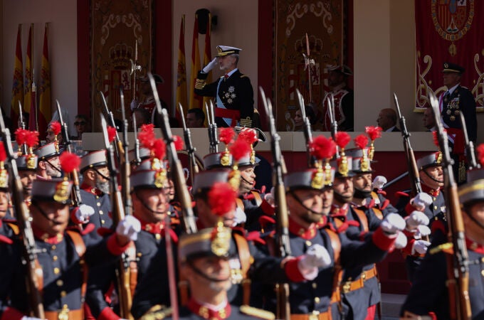 El Rey Felipe VI mientras desfila la Guardia Real durante el acto solemne de homenaje a la bandera nacional y desfile militar en el Día de la Hispanidad, a 12 de octubre de 2022, en Madrid (España).