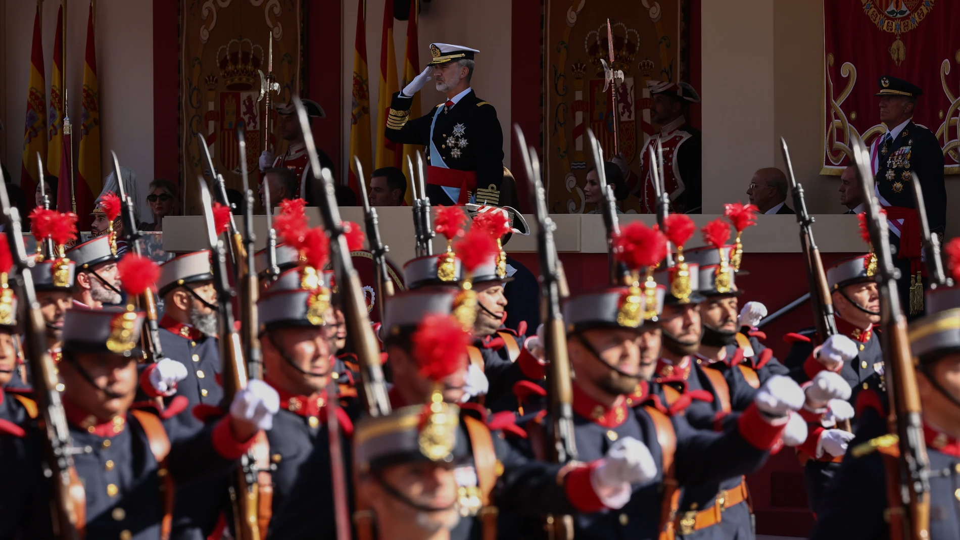 El Rey Felipe VI mientras desfila la Guardia Real durante el acto solemne de homenaje a la bandera nacional y desfile militar en el Día de la Hispanidad, a 12 de octubre de 2022, en Madrid (España).