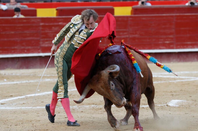 VALENCIA, 12/10/2022.- El torero Román Collado da un pase a un toro durante la corrida de este miércoles en la Plaza de Toros de Valencia. EFE/ Juan Carlos Cárdenas