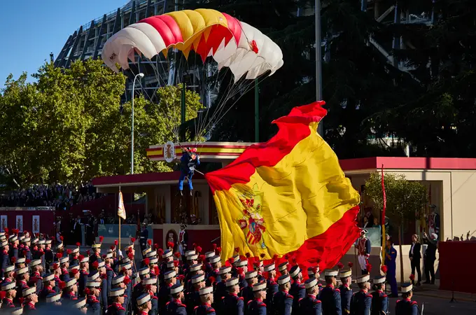 Una mujer saltará por primera vez en paracaídas con la bandera de España en un desfile militar