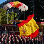 Momento en el que un paracaidista de la PAPEA aterriza con la bandera
