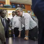 El candidato demócrata al Senado por el estado de Ohio Tim Ryan se reune con la comunidad somalí en un mercado en Columbus, Ohio