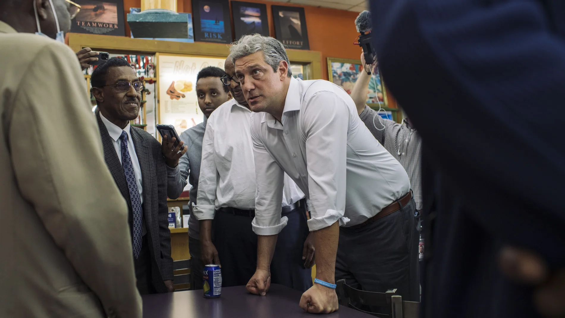 El candidato demócrata al Senado por el estado de Ohio Tim Ryan se reune con la comunidad somalí en un mercado en Columbus, Ohio