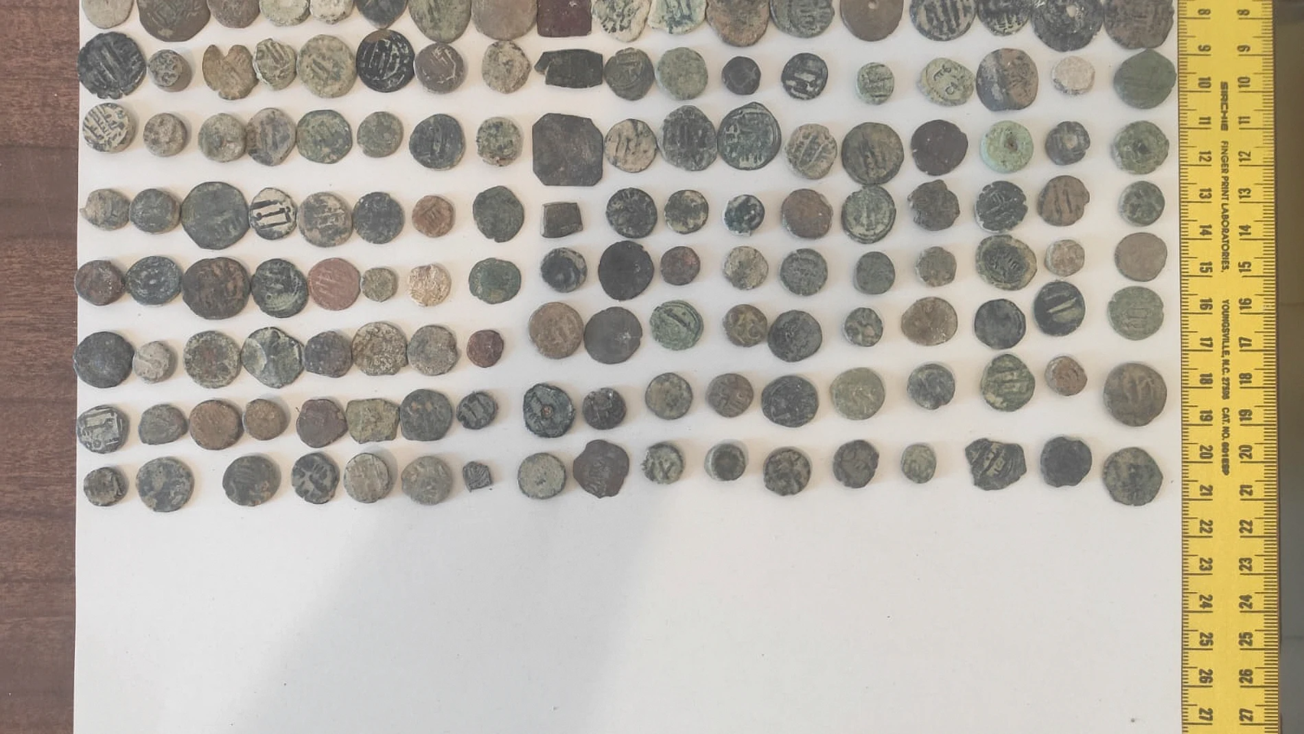 Imagen de las 143 monedas intervenidas por la Policía de la Generalitat en varias operaciones en las que también ha hallado piezas arqueológicas expoliadas en diferentes yacimientos arqueológicos y 34 de obras falsas de artistas como Sorolla, Benlliure, Tiziano o Dalí
