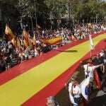 Varios asistentes despliegan una bandera nacional mientras participan en la manifestación de Cataluña 