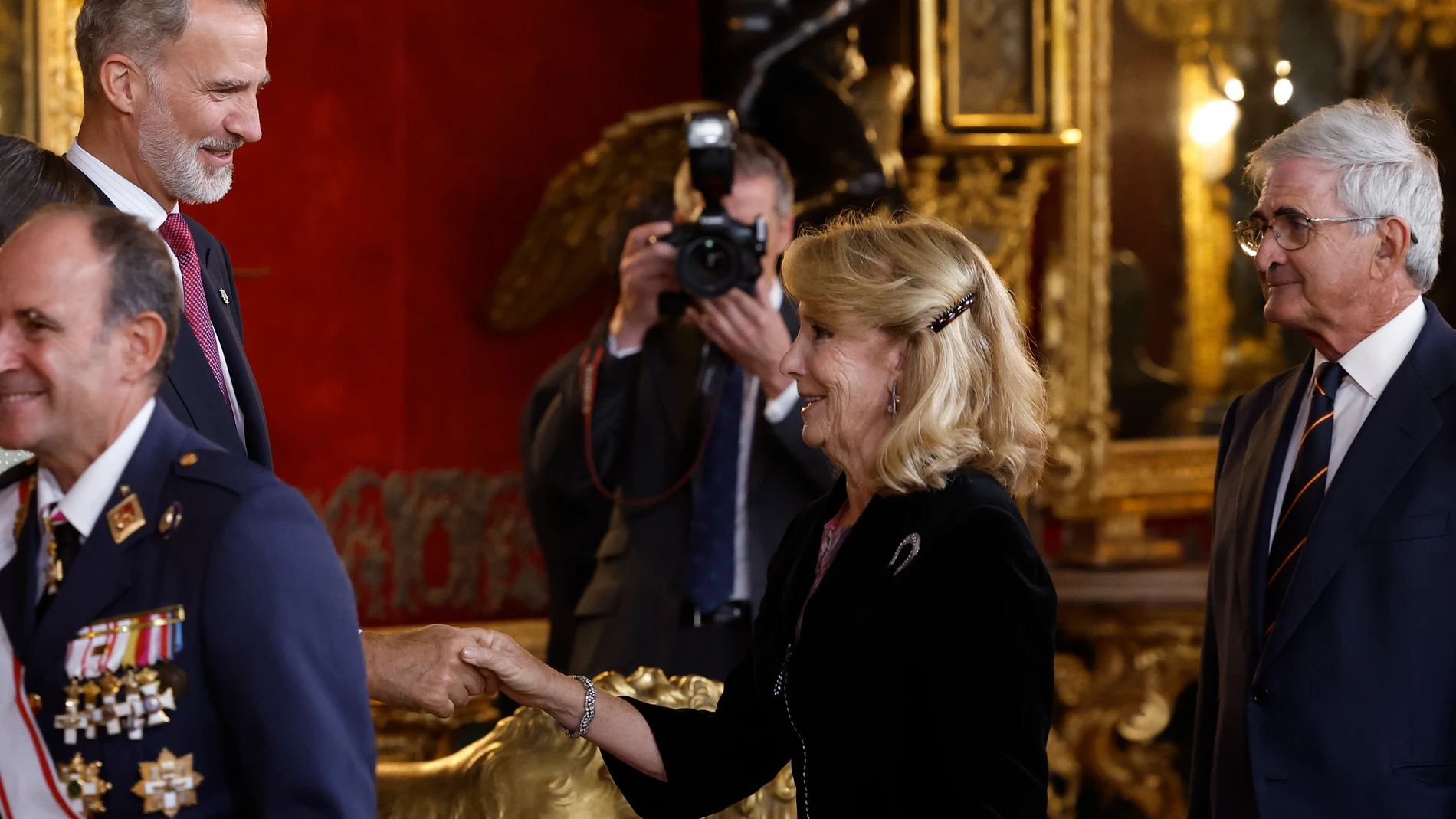 El rey Felipe VI saluda a la expresidenta de la Comunidad de Madrid Esperanza Aguirre a su llegada a la tradicional recepción a las altas autoridades del Estado y a representantes del mundo político, económico, social y cultural, tras el desfile por el Día de la Fiesta Nacional, este miércoles en el Palacio Real