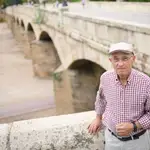Adolfo Martí, testigo de la Riada de València de 1957, en el puente de San José