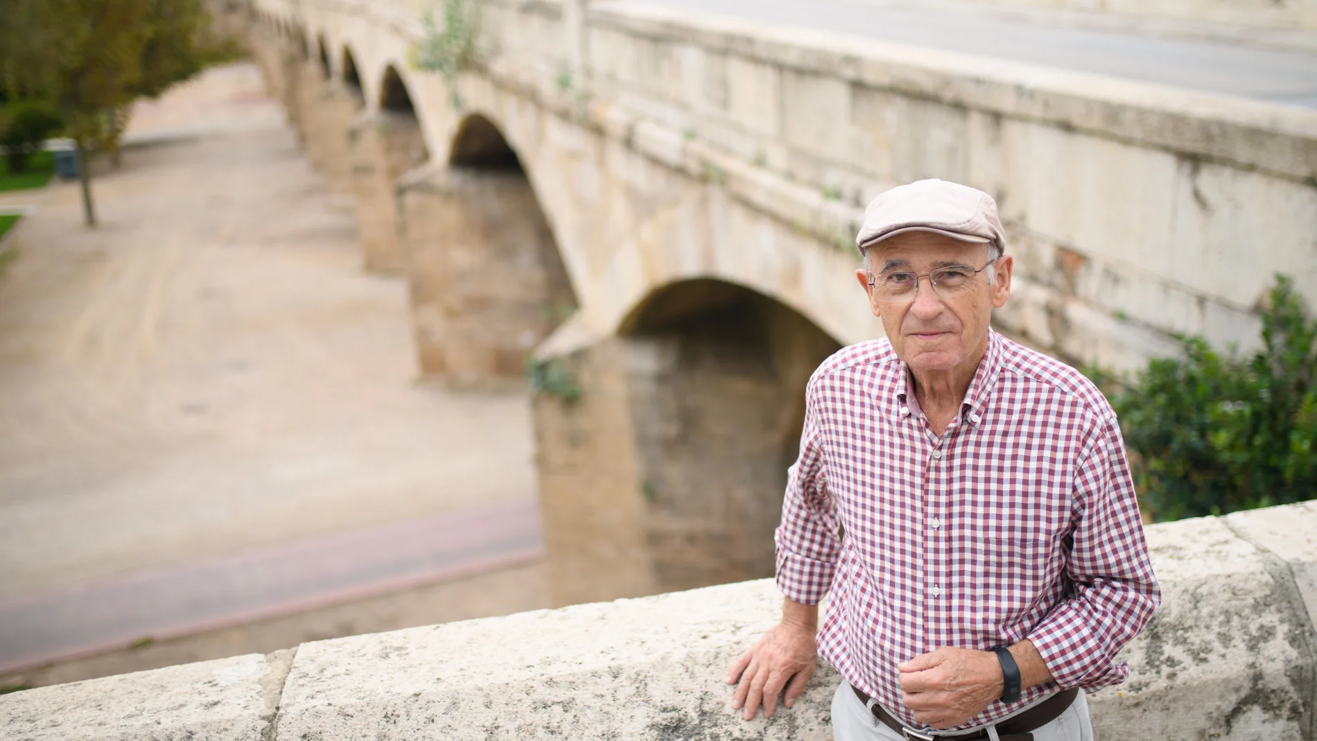 Adolfo Martí, testigo de la Riada de València de 1957, en el puente de San José