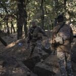 Militares ucranianos observan las trincheras cavadas por los soldados rusos en las áreas reconquistadas en Jersón