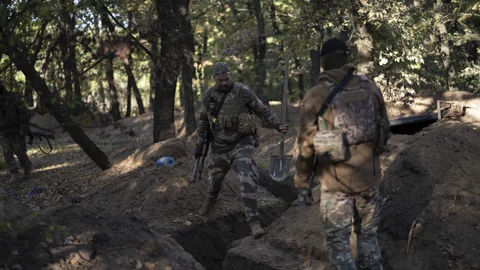 Militares ucranianos observan las trincheras cavadas por los soldados rusos en las áreas reconquistadas en Jersón