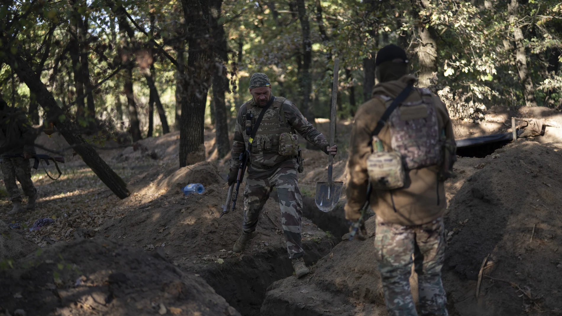 Militares ucranianos observan las trincheras cavadas por los soldados rusos en las áreas reconquistadas en Jersón