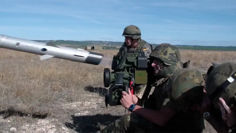 Militares españoles lanzan un misil contracarro Spike LR