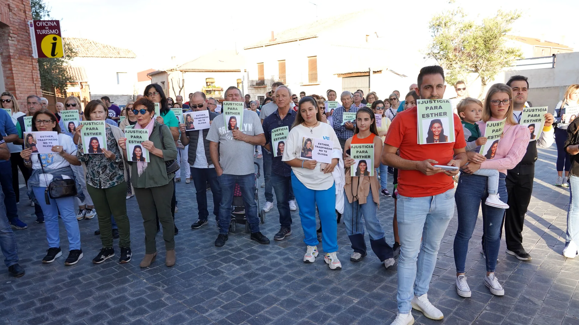 Concentración ''''Esther, Traspinedo no te olvida'''' de apoyo a la familia de la joven, en la plaza Mayor de la localidad vallisoletana