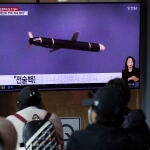 Ciudadanos surcoreanos miran por televisión el lanzamiento de un nuevo misil norcoreano