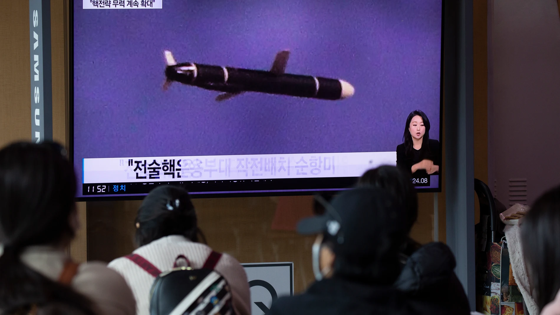 Ciudadanos surcoreanos miran por televisión el lanzamiento de un nuevo misil norcoreano